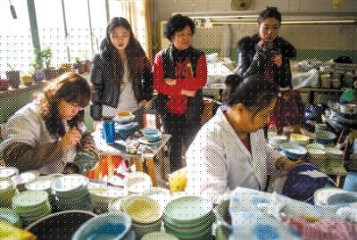 昨日，游客在觀看景泰藍(lán)制作。